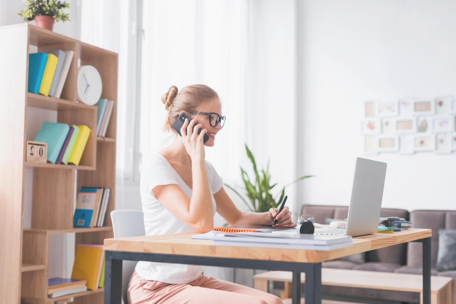 Participant en train de travailler sur son budget personnel avec un carnet et une calculatrice